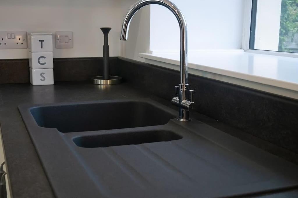 Central 2 Bedroom Luxury Home Close To River Ness Inverness Extérieur photo
