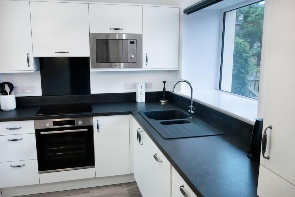 Central 2 Bedroom Luxury Home Close To River Ness Inverness Extérieur photo