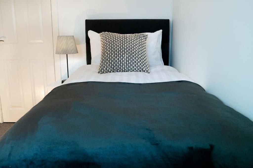 Central 2 Bedroom Luxury Home Close To River Ness Inverness Extérieur photo