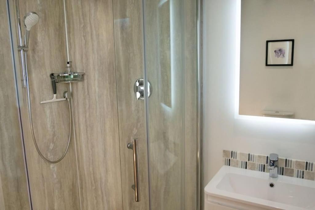 Central 2 Bedroom Luxury Home Close To River Ness Inverness Extérieur photo