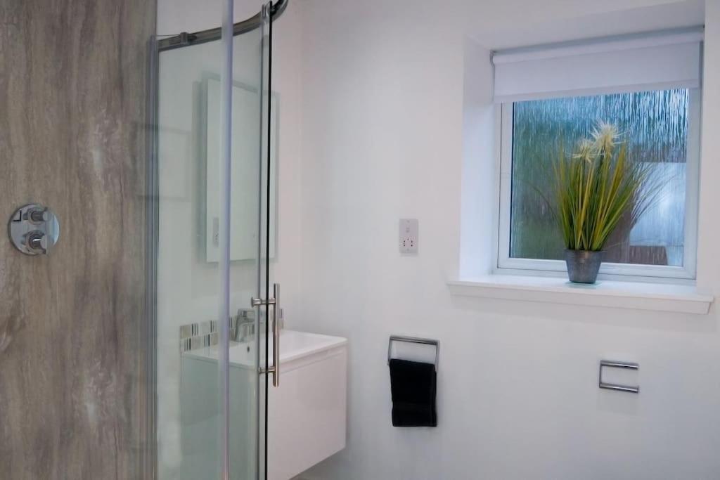 Central 2 Bedroom Luxury Home Close To River Ness Inverness Extérieur photo