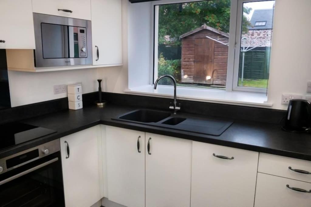 Central 2 Bedroom Luxury Home Close To River Ness Inverness Extérieur photo