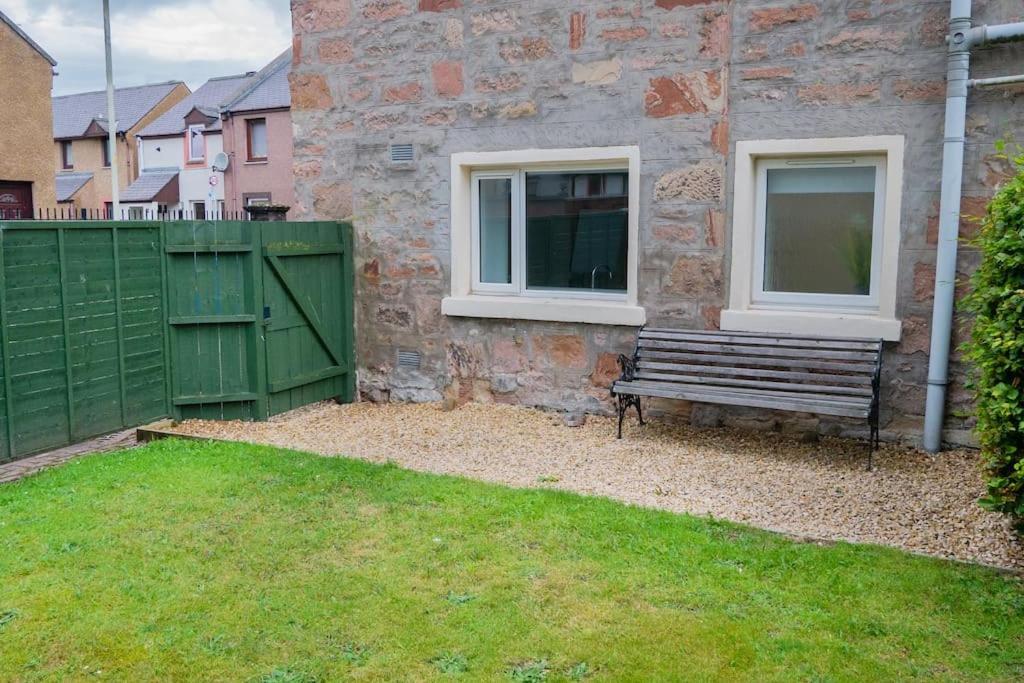Central 2 Bedroom Luxury Home Close To River Ness Inverness Extérieur photo