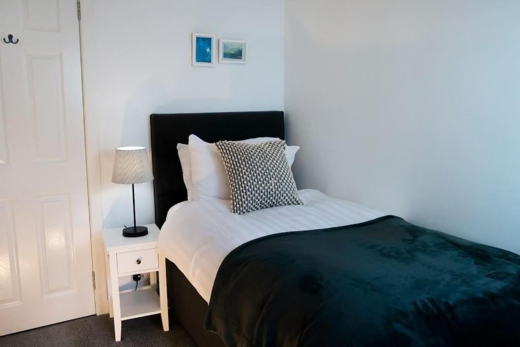 Central 2 Bedroom Luxury Home Close To River Ness Inverness Extérieur photo